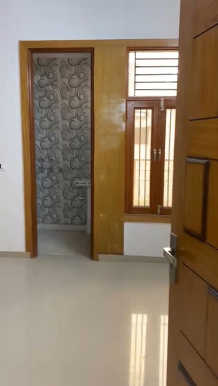 Room, vipin garden 3 Bedroom 90 Sq.Yd. Builder Floor In Vipin Garden Delhi 10113427