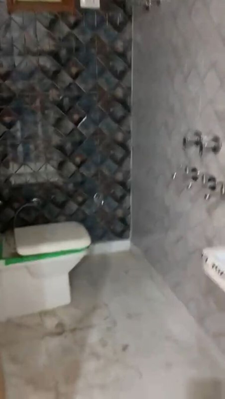 Bathroom, vipin garden 3 Bedroom 90 Sq.Yd. Builder Floor In Vipin Garden Delhi 10113427