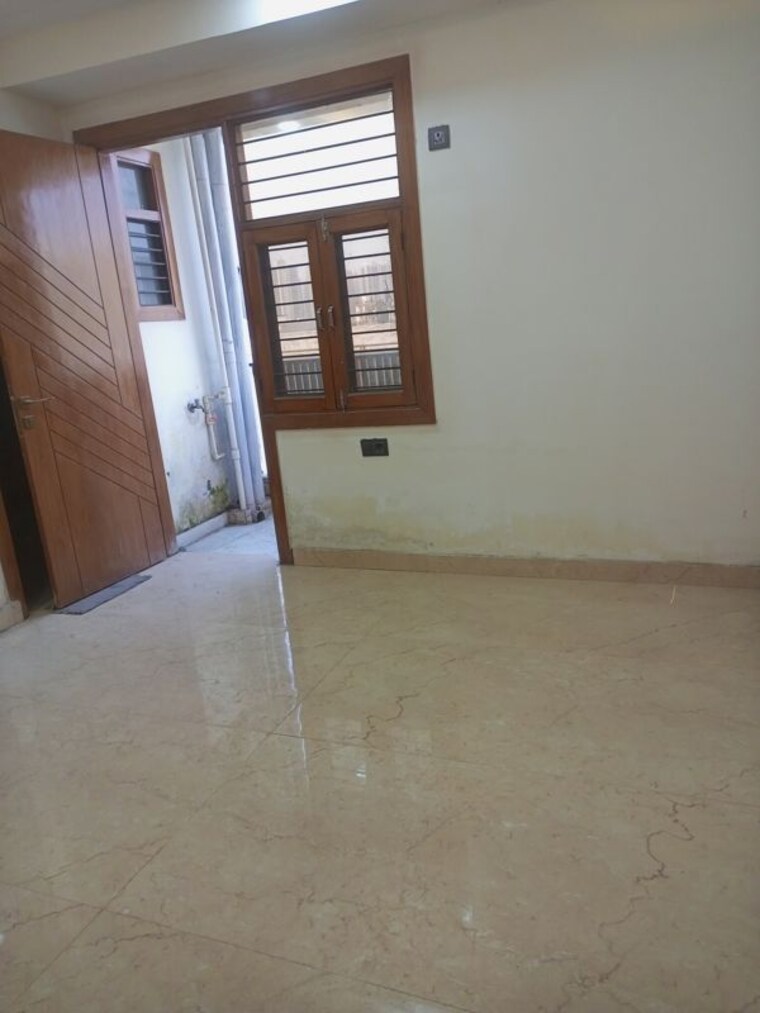 Room, sector 73 1 Bedroom 600 Sq.Ft. Builder Floor In Sector 73 Noida 10113503