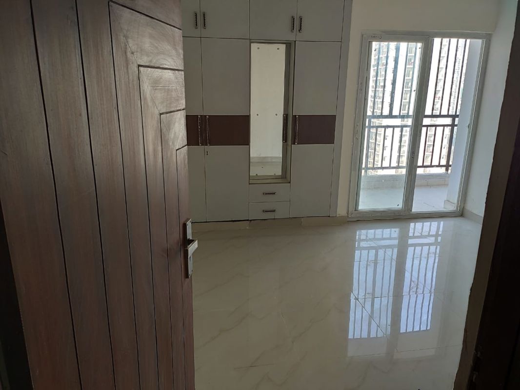 3.5 BHK + Pooja Room,Servant Room,Study Room,Extra Room Apartment For Sale in Renowned Renox Thrive