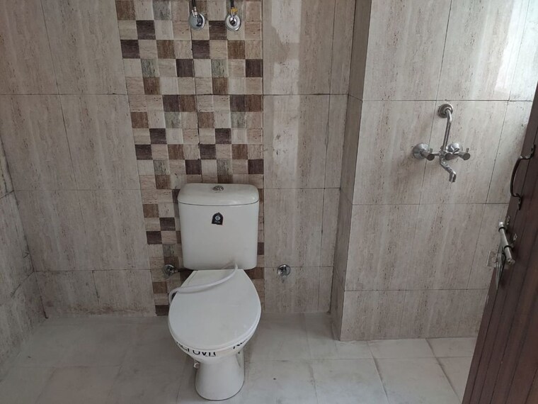 Bathroom, renowned-renox-thrive 3.5 Bedroom 1967 Sq.Ft. Apartment In Sector 10 Greater Noida Greater Noida 10113518