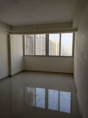 Room in 3.5 BHK Apartment at Renowned Renox Thrive, Sector 10 Greater Noida – for Sale