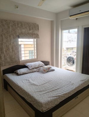 Bedroom in 2 BHK Apartment at Vastrapur – for Rent