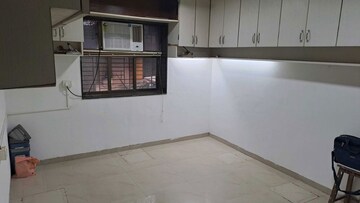 Room in 2 BHK Apartment at Poonam Apartments Worli, Worli – for Rent