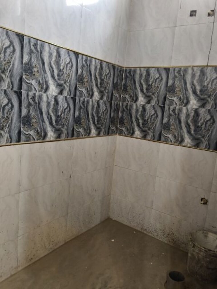 Bathroom, sector 73 3 Bedroom 1400 Sq.Ft. Builder Floor In Sector 73 Noida 10114208