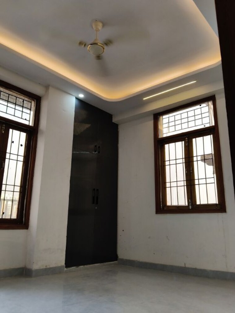 Room, sector 73 3 Bedroom 1400 Sq.Ft. Builder Floor In Sector 73 Noida 10114208