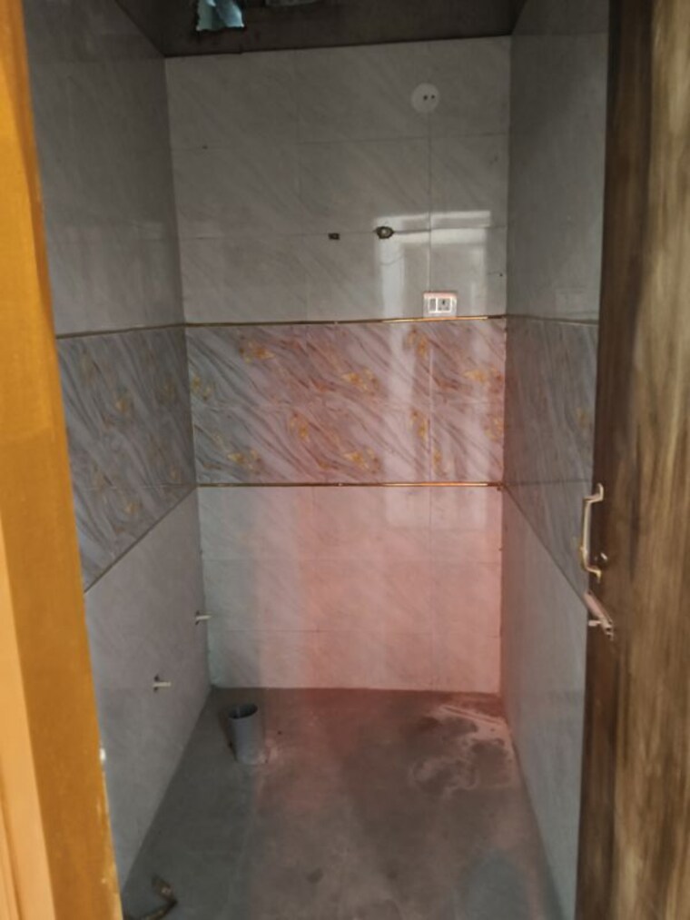 Bathroom, sector 73 3 Bedroom 1400 Sq.Ft. Builder Floor In Sector 73 Noida 10114208