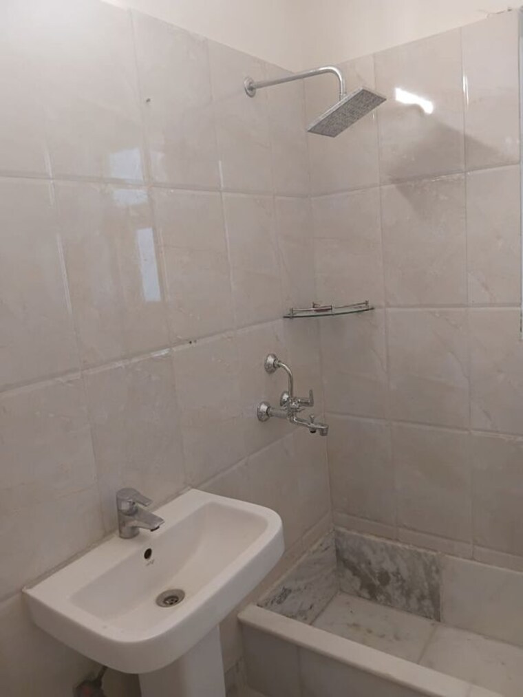 Bathroom, jeewan nagar 3 Bedroom 165 Sq.Yd. Builder Floor In Jeewan Nagar Delhi 10114215