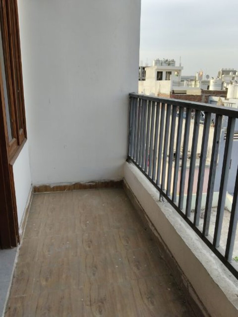 Balcony, sector 73 2 Bedroom 1000 Sq.Ft. Builder Floor In Sector 73 Noida 10114272