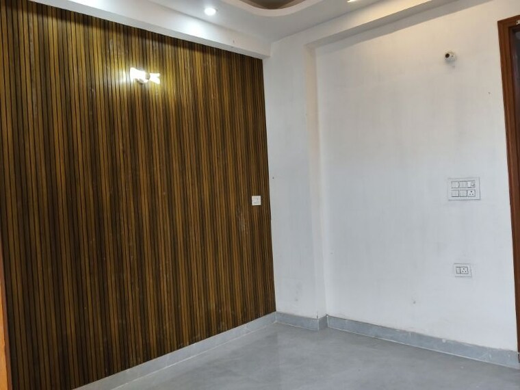 Room, sector 73 2 Bedroom 1000 Sq.Ft. Builder Floor In Sector 73 Noida 10114272