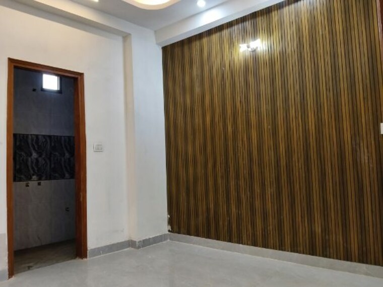 Room, sector 73 2 Bedroom 1000 Sq.Ft. Builder Floor In Sector 73 Noida 10114272