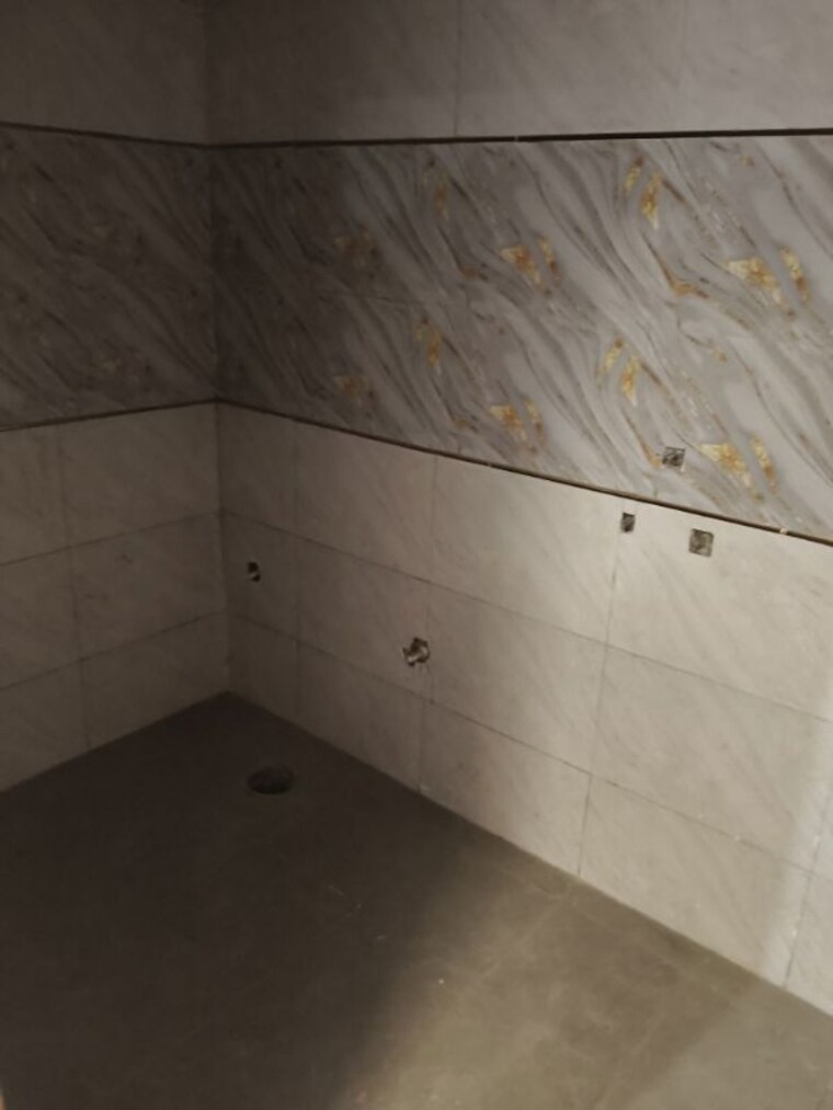 Bathroom, sector 73 2 Bedroom 1000 Sq.Ft. Builder Floor In Sector 73 Noida 10114272