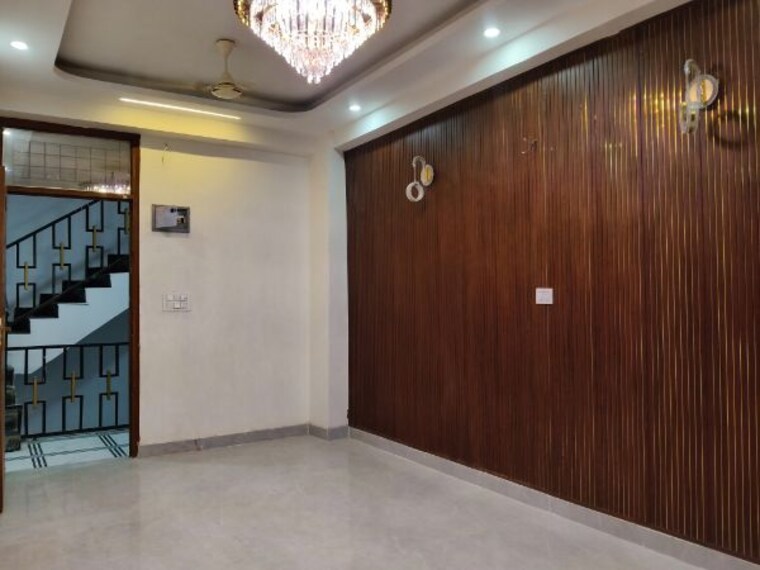 Room, sector 73 2 Bedroom 1000 Sq.Ft. Builder Floor In Sector 73 Noida 10114272