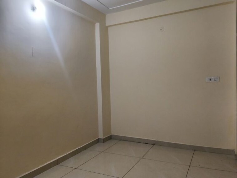 Room, sector 73 2 Bedroom 965 Sq.Ft. Builder Floor In Sector 73 Noida 10114388
