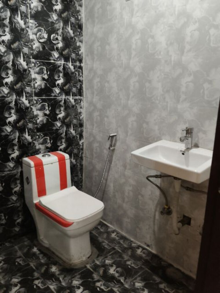 Bathroom, sector 73 2 Bedroom 965 Sq.Ft. Builder Floor In Sector 73 Noida 10114388