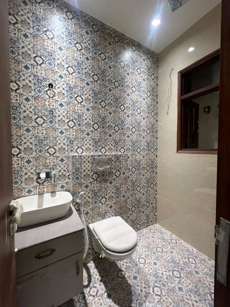 Bathroom, kalkaji 3 Bedroom 1800 Sq.Ft. Apartment In Kalkaji Delhi 10114387
