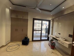 Room in 3 BHK Apartment at Kalkaji – for Rent