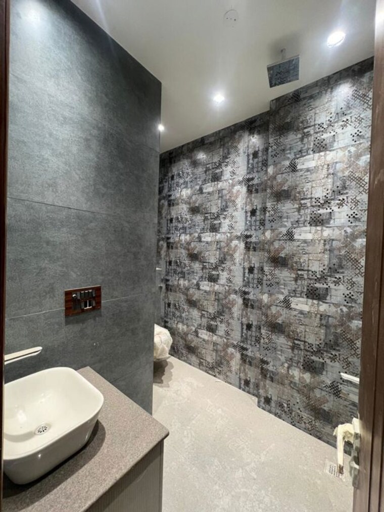 Bathroom, kalkaji 3 Bedroom 1800 Sq.Ft. Apartment In Kalkaji Delhi 10114387