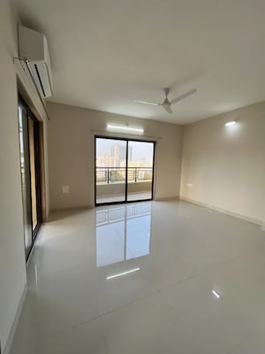 Room in 4 BHK Apartment at KUL Buena Vista, Pashan – for Rent