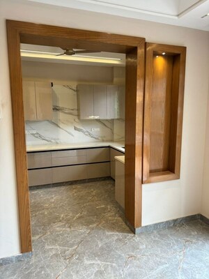 Room in 3 BHK Builder Floor at Dlf Phase I – for Rent