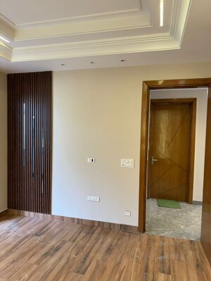 Room in 3 BHK Builder Floor at Dlf Phase I – for Rent