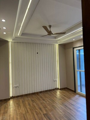 Room in 3 BHK Builder Floor at Dlf Phase I – for Rent