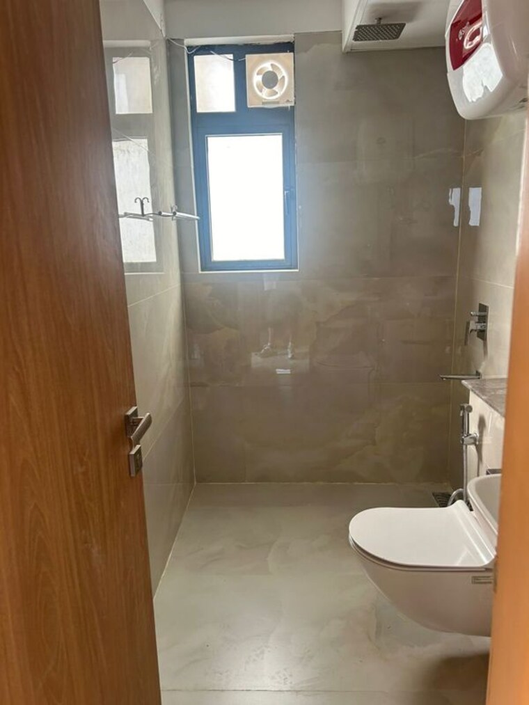 Bathroom, dlf phase i 4 Bedroom 300 Sq.Yd. Builder Floor In Dlf Phase I Gurgaon 10114325