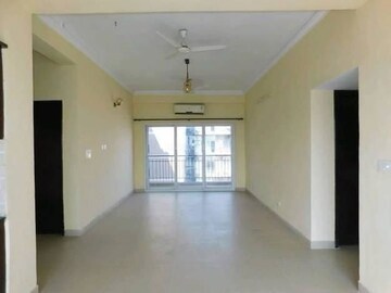 Room in 3 BHK Apartment at RWA Apartments Sector 52, Sector 52 – for Sale