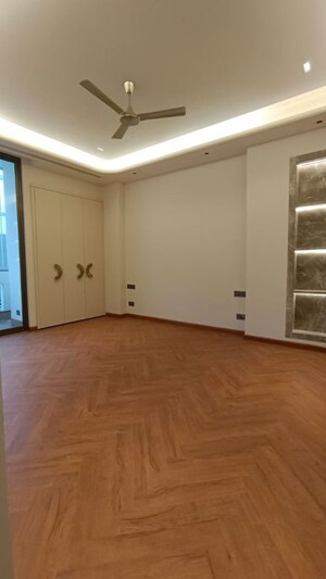 Room in 4 BHK Apartment at Greater Kailash I – for Sale