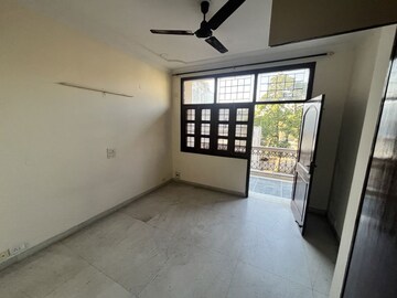 Room in 2 BHK Builder Floor at Sushant Lok I – for Rent