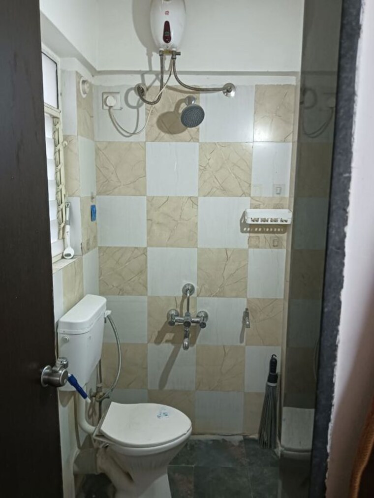 Bathroom, vishrant-society 1 Bedroom 550 Sq.Ft. Apartment In Vishrantwadi Pune 10114943