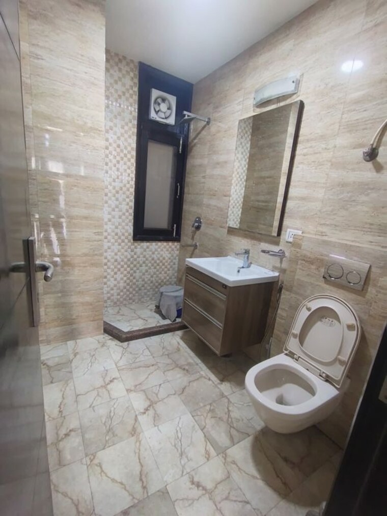 Bathroom, shivalik colony 3 Bedroom 1800 Sq.Ft. Builder Floor In Shivalik Colony Delhi 10115246
