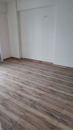 Room in 3 BHK Apartment at Panchsheel Pratistha, Sector 75 – for Rent