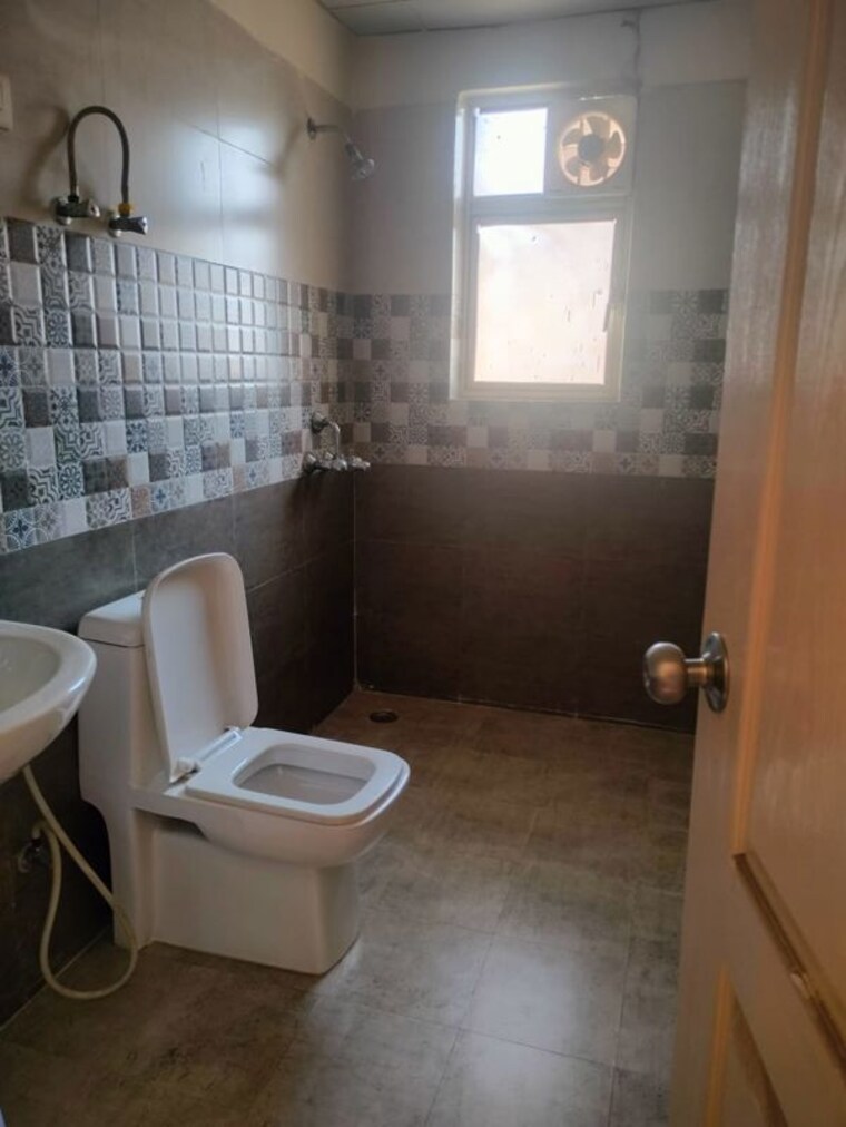 Bathroom, maxblis-grand-wellington 3 Bedroom 2050 Sq.Ft. Apartment In Sector 75 Noida 10115473