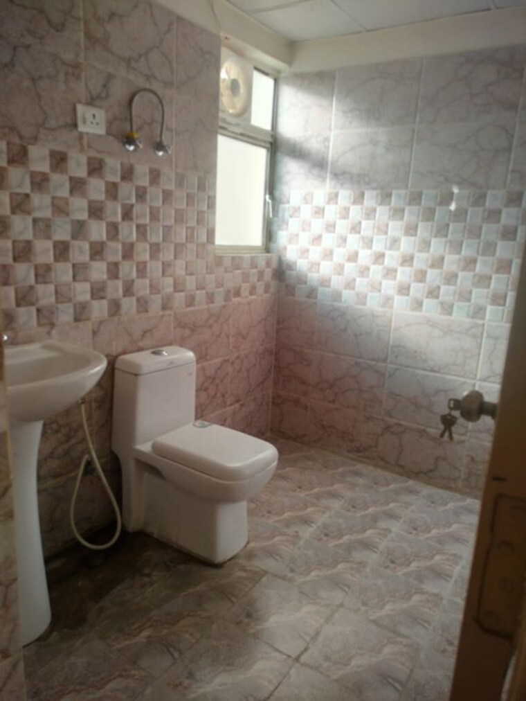 Bathroom, maxblis-grand-wellington 3 Bedroom 2050 Sq.Ft. Apartment In Sector 75 Noida 10115473