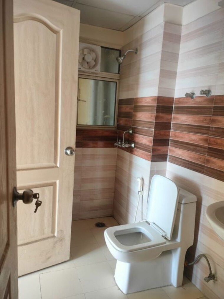 Bathroom, maxblis-grand-wellington 3 Bedroom 2050 Sq.Ft. Apartment In Sector 75 Noida 10115473