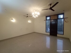 Room in 3 BHK Builder Floor at Vasant Kunj – for Rent