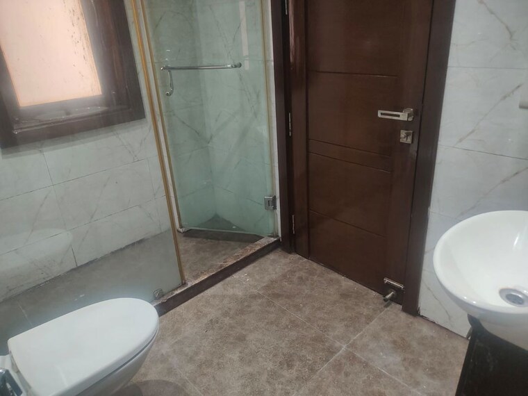 Bathroom, hauz khas 3 Bedroom 250 Sq.Yd. Builder Floor In Hauz Khas Delhi 10115752