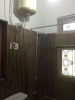 Furnished Amenities in 4 BHK Builder Floor at Green Park – for Rent