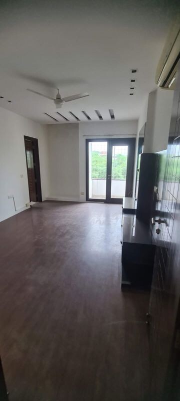 Room in 4 BHK Builder Floor at Green Park – for Rent