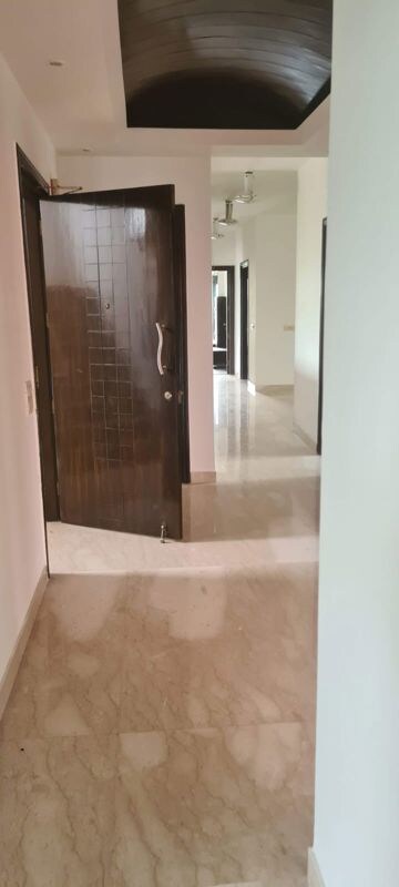 Bathroom in 4 BHK Builder Floor at Green Park – for Rent