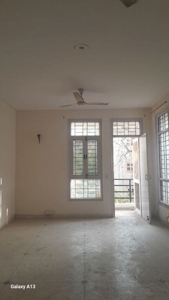 3 BHK + Pooja Room Builder Floor For Rent in Unitech South City II