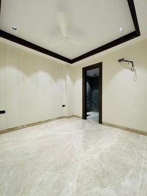 Room in 3 BHK Builder Floor at BPTP Green Oaks, Sector 70a – for Sale