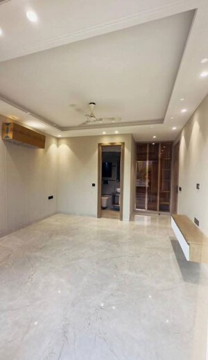 Room in 4 BHK Builder Floor at Auram Floor, South City 2 – for Sale