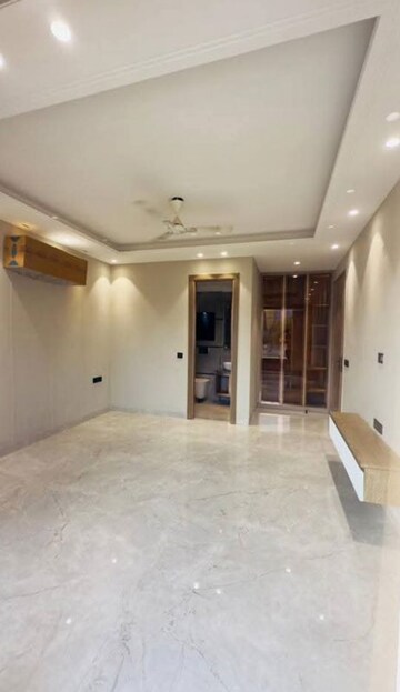Room in 4 BHK Builder Floor at Auram Floor, South City 2 – for Sale