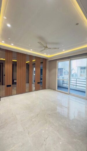 Room in 4 BHK Builder Floor at Auram Floor, South City 2 – for Sale