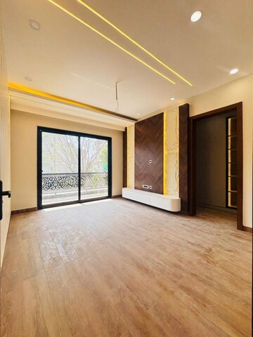 Room in 3 BHK Builder Floor at BPTP Green Oaks, Sector 70a – for Sale