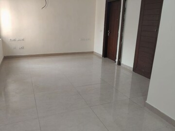 Room in 6 BHK Builder Floor at Sector 108 – for Rent