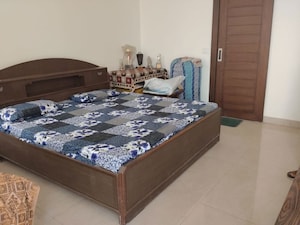Bedroom in 6 BHK Builder Floor at Sector 108 – for Rent