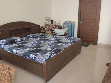 Bedroom in 6 BHK Builder Floor at Sector 108 – for Rent